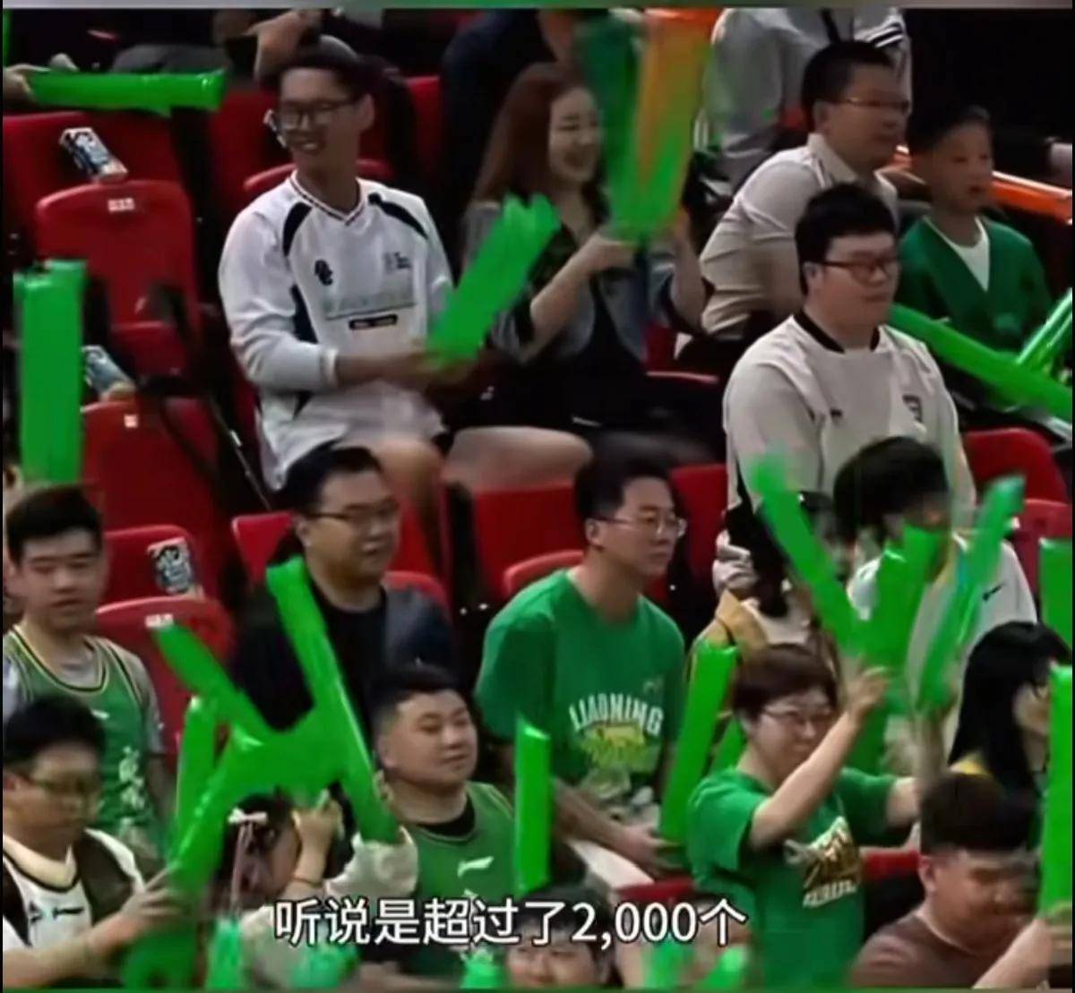 包含争夺领军地位激烈对决，全场球迷情绪高涨欢呼不断的词条