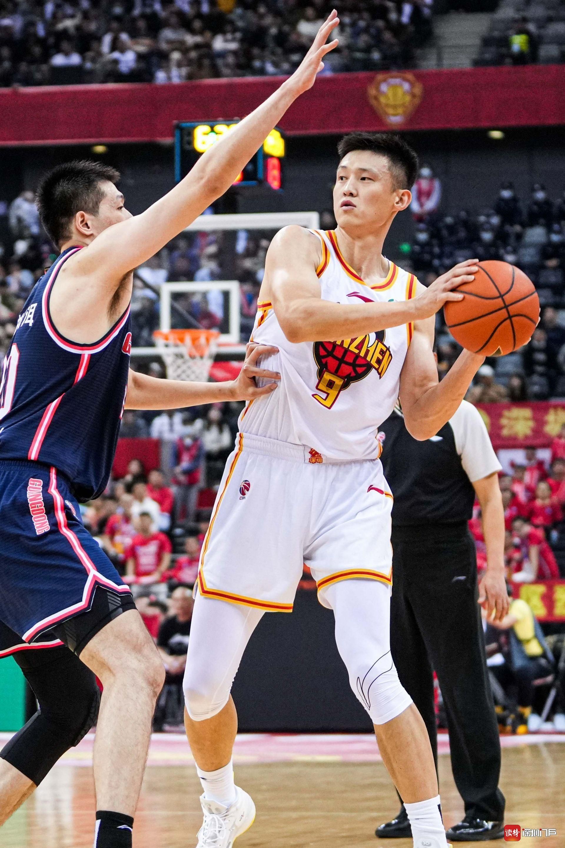 包含争夺领军地位激烈对决，全场球迷情绪高涨欢呼不断的词条