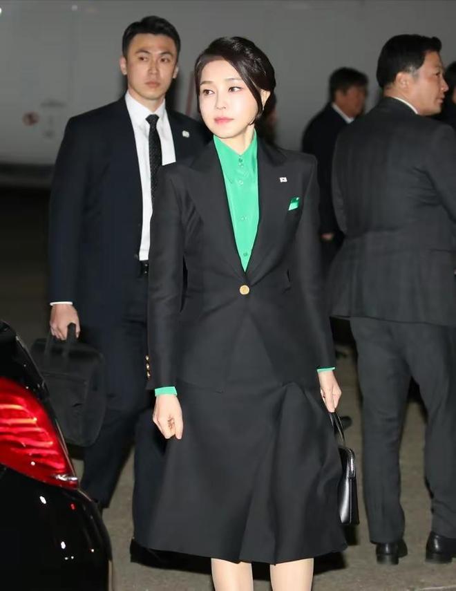 包含韩国冠军壮举惊艳世界，领先优势明显的词条