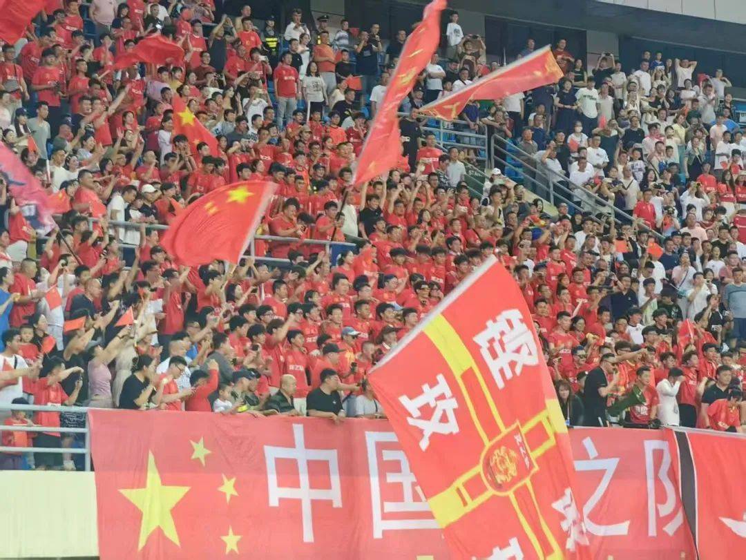 一场备受关注足球盛事完美收官，球迷尽兴观战