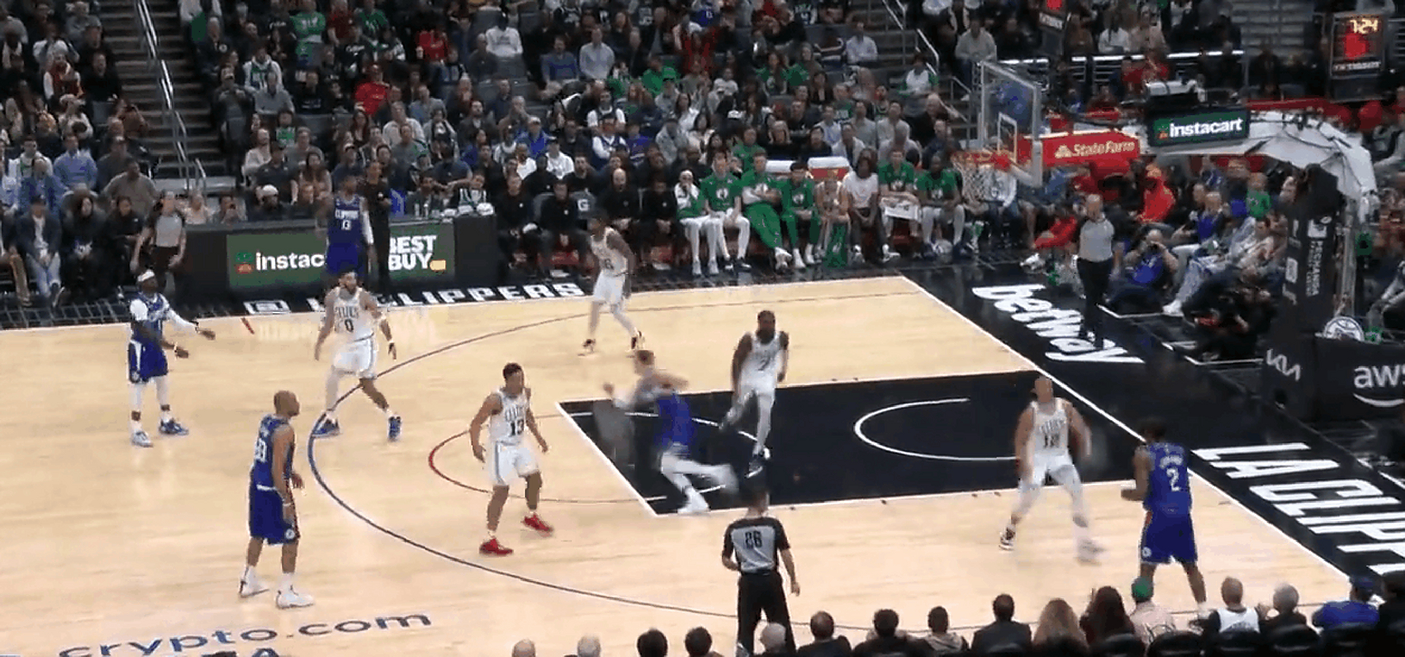 步行者客场击败凯尔特人，伦纳德贡献全队最高得分的简单介绍