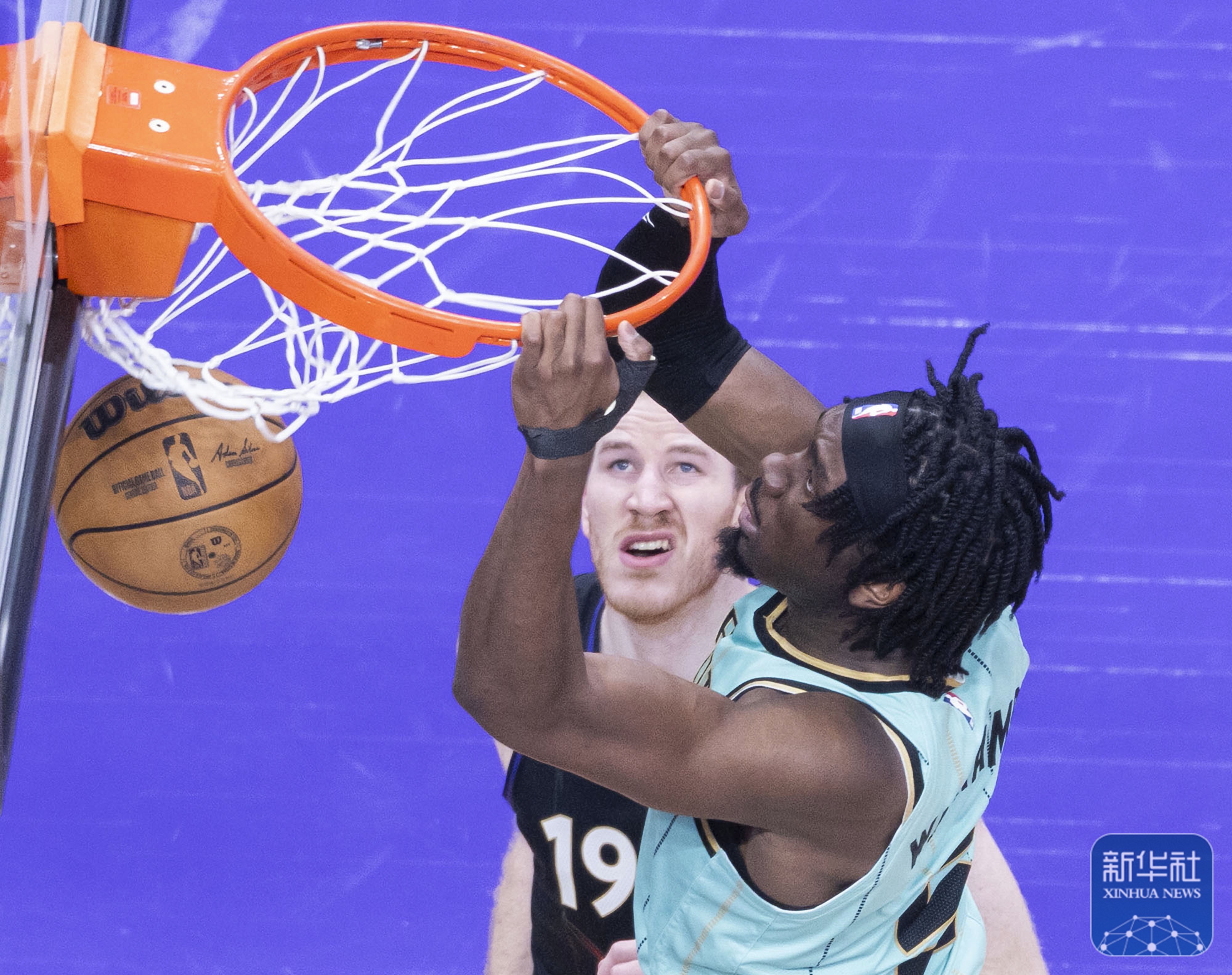 猛龙大胜雄鹿，晋级总决赛