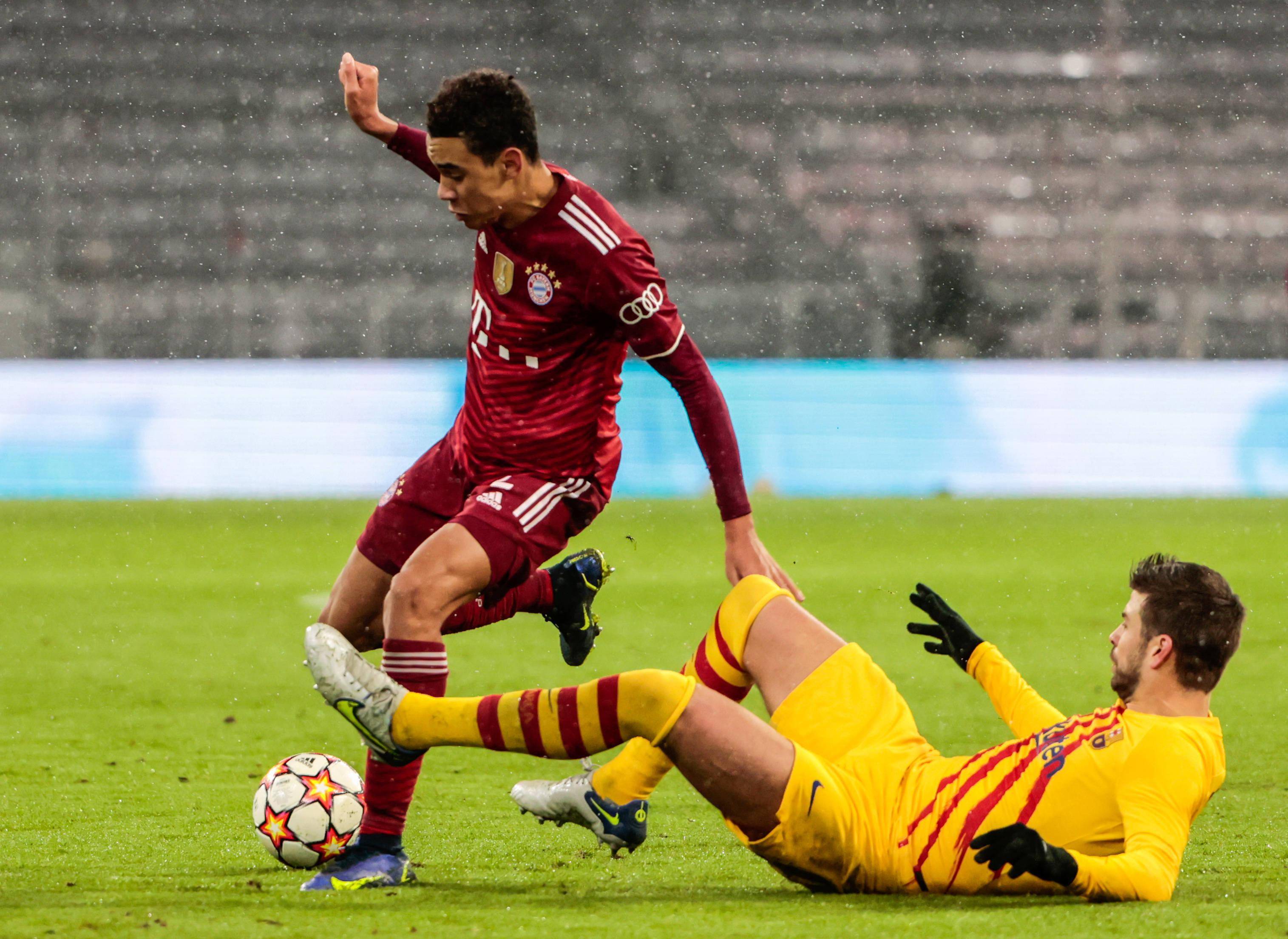 拜仁横扫智利，皮克高光表现